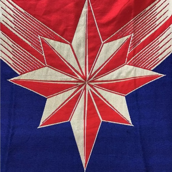 Captain Marvel Protector of The Skies Woven Tapestry Throw Blanket 48" x 60" New - Picture 2 of 9